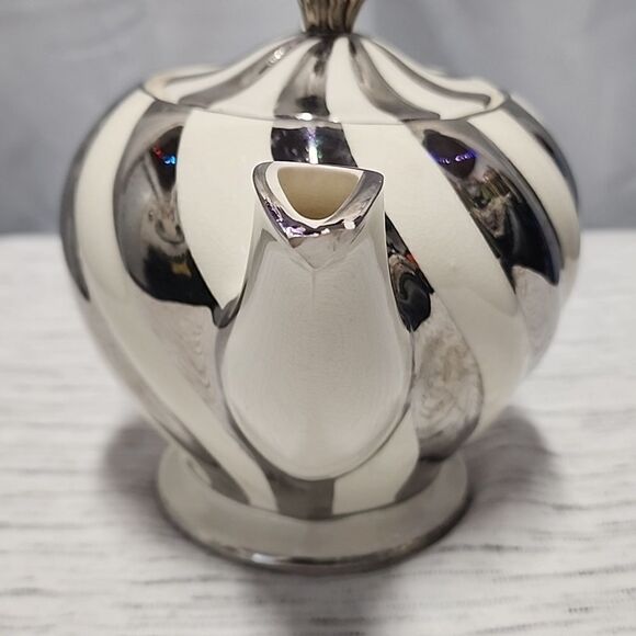 Vintage Sadler England Teapot Cream w/ Silver Swirls Numbered 1540 Initialed AW - Picture 2 of 5